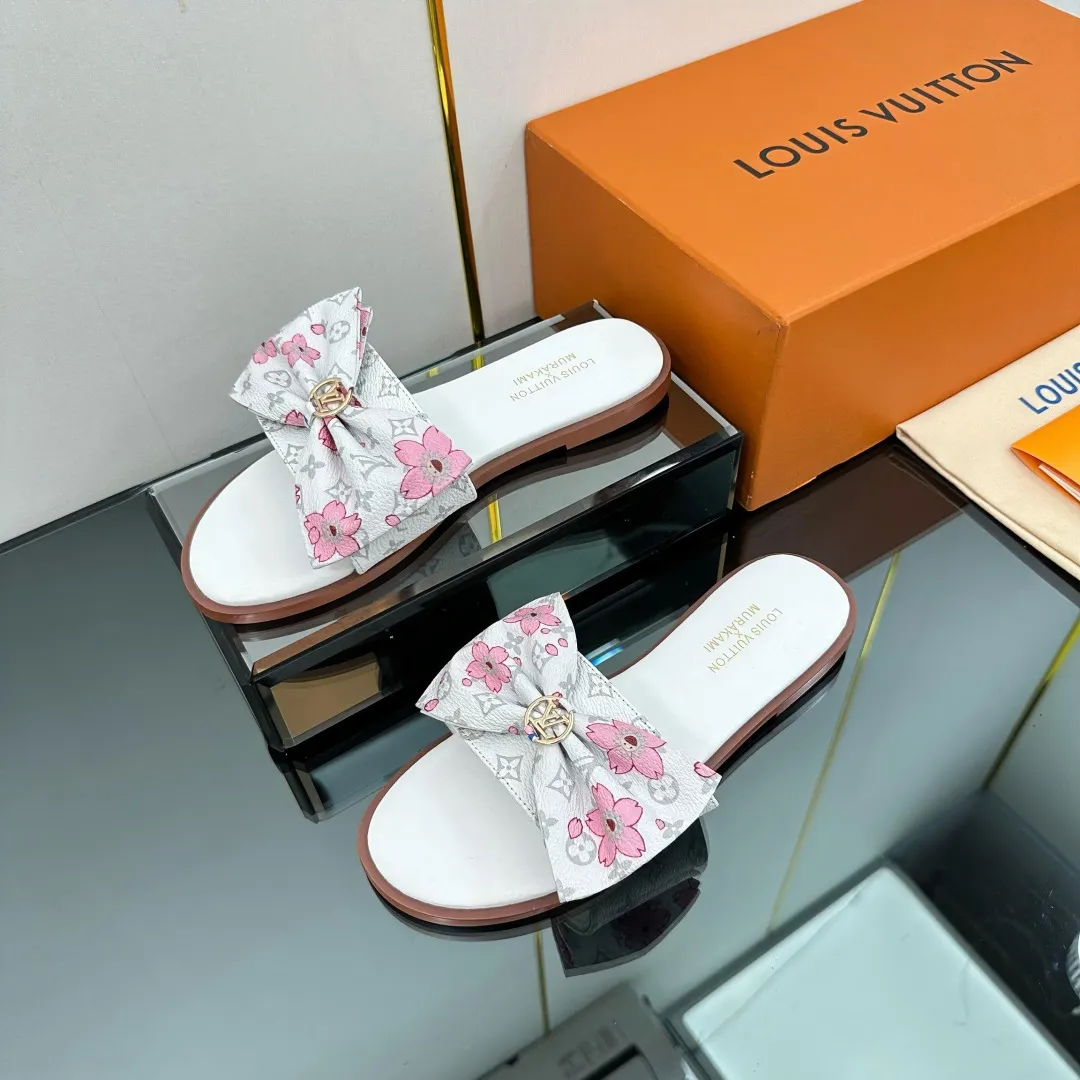 👟👟Ex-factory price 280👟👟 (available all year round) ❥V’s latest popular special material lock it series lock mop, super heavy industry launches! The golden lock on the toe is engraved with the LV letters logo 🔸Number of sizes 34-42) Welcome new and old customers to place orders in the picture above.